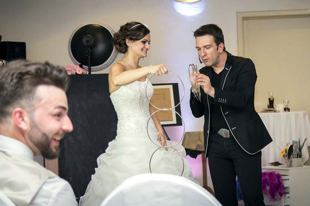 Zaubershow auf einer Hochzeit mit Brautpaar